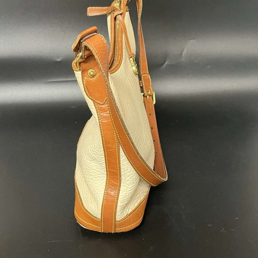 Donney & Bourke 90s Taupe W/ British Tan Trim Pebbled Leather Vtg Hobo Bag USA